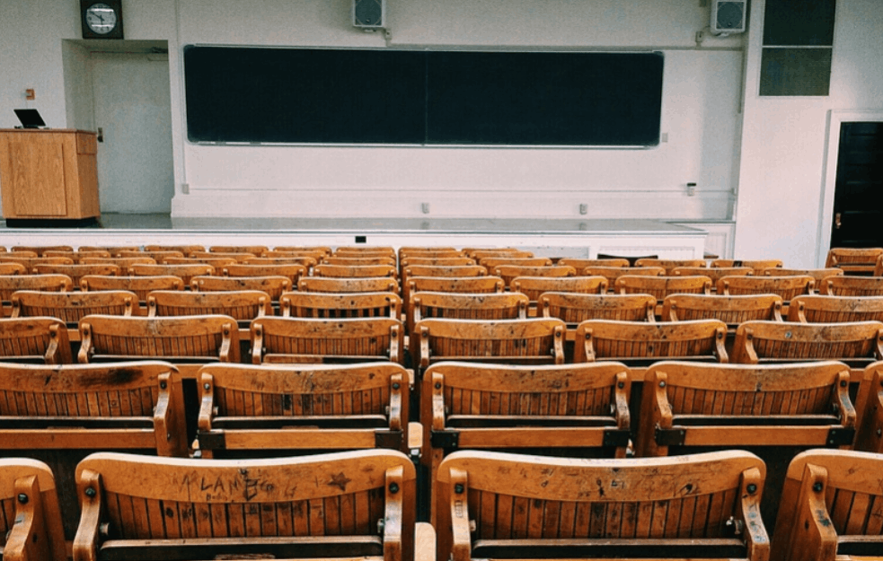 SKANDAL NA FILOZOFSKOM FAKULTETU: Studentkinje optužile PROFESORA da ih je NAPASTVOVAO!
